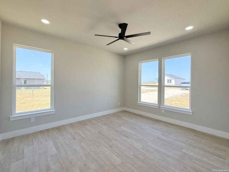 Spacious, unfurnished interior of a new home in , La Vernia (Image 17).