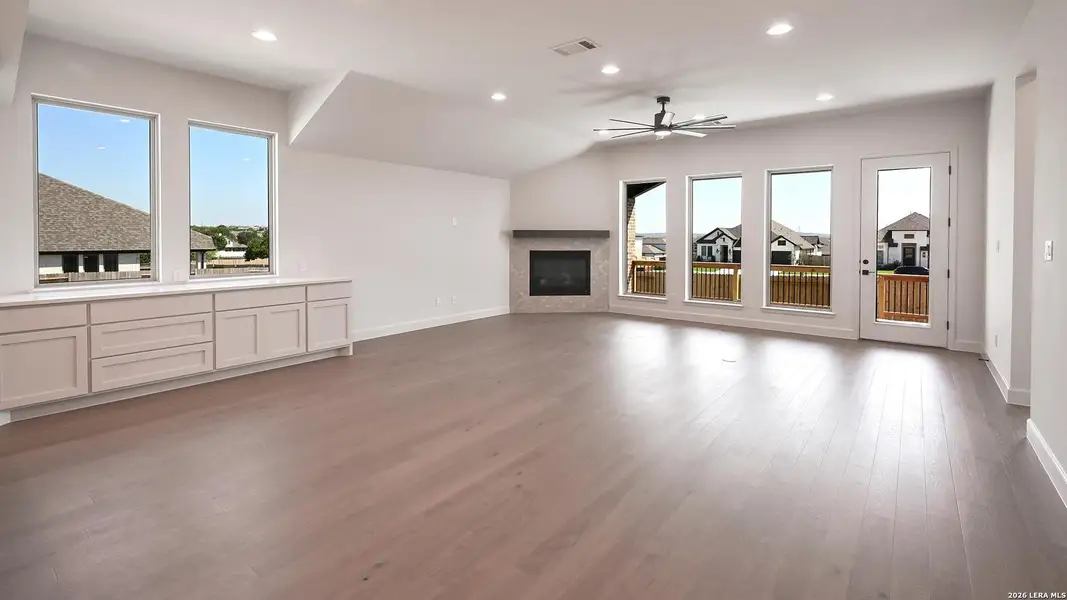 Spacious, unfurnished interior of a new home in Cibolo Valley Heights, Cibolo (Image 17).