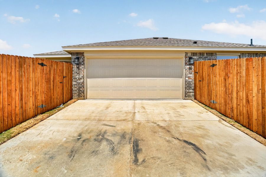 Exterior details and patio area of a home in Trail Creek, Cleburne (Image 30).