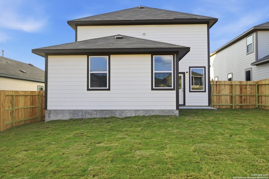 Exterior details and patio area of a home in Hunters Ranch, San Antonio (Image 19).