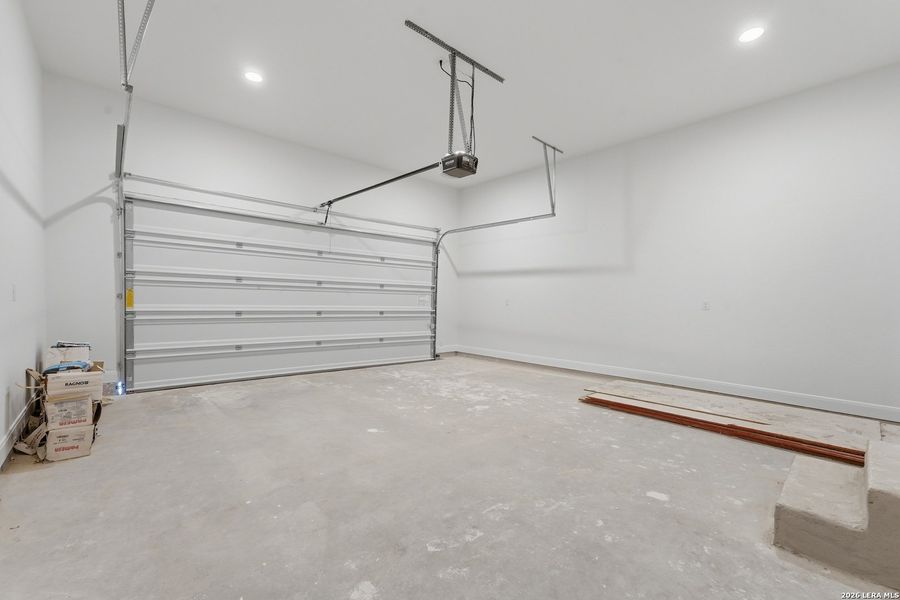 Spacious, unfurnished interior of a new home in , Canyon Lake (Image 25).