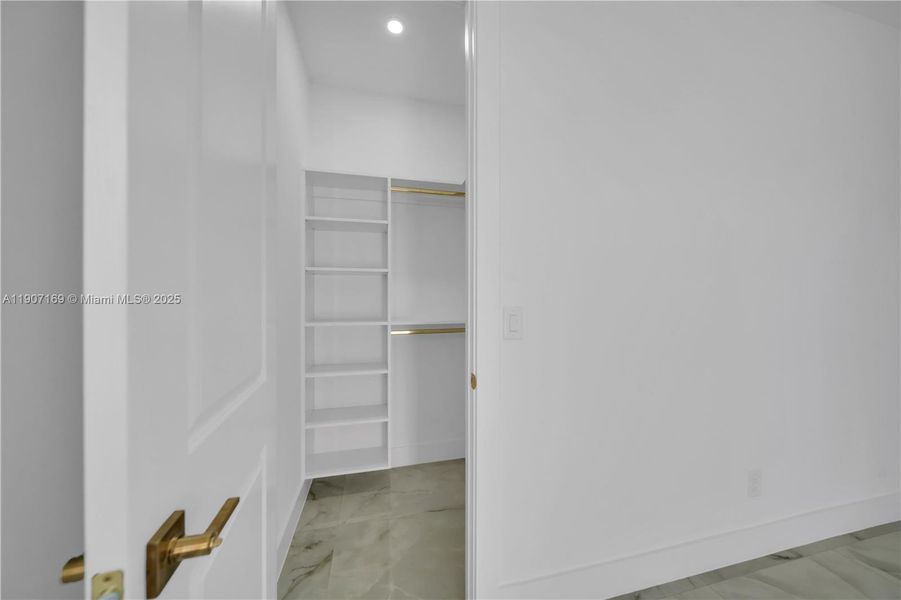 Spacious, unfurnished interior of a new home in , Cape Coral (Image 16).