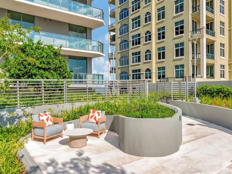 Condo located in Tampa, FL showcasing its design and architecture (Image 35).