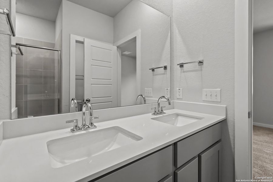 Close-up of interior finishes inside a home in Senna, Leon Valley (Image 13).