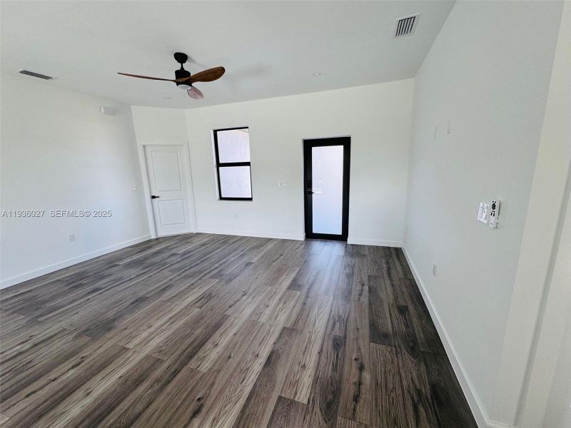 Spacious, unfurnished interior of a new home in , Cape Coral (Image 22).
