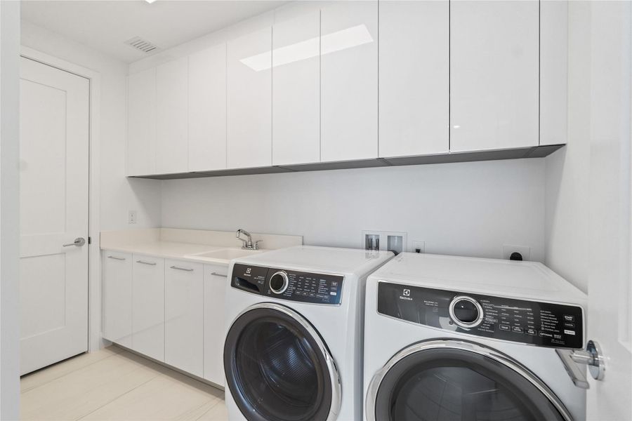 Furnished interior view inside a new home in , Fort Lauderdale (Image 18).