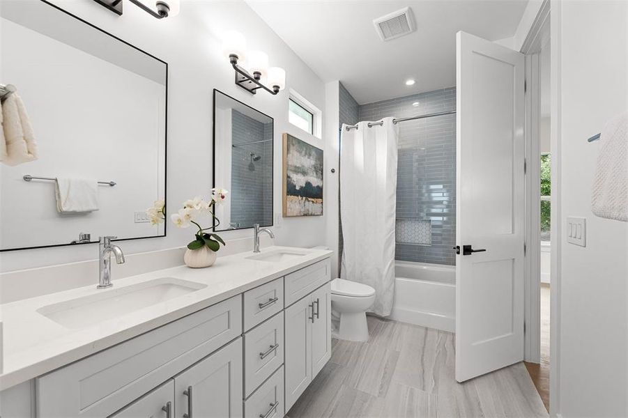 Furnished interior view inside a new home in , Orlando (Image 41).