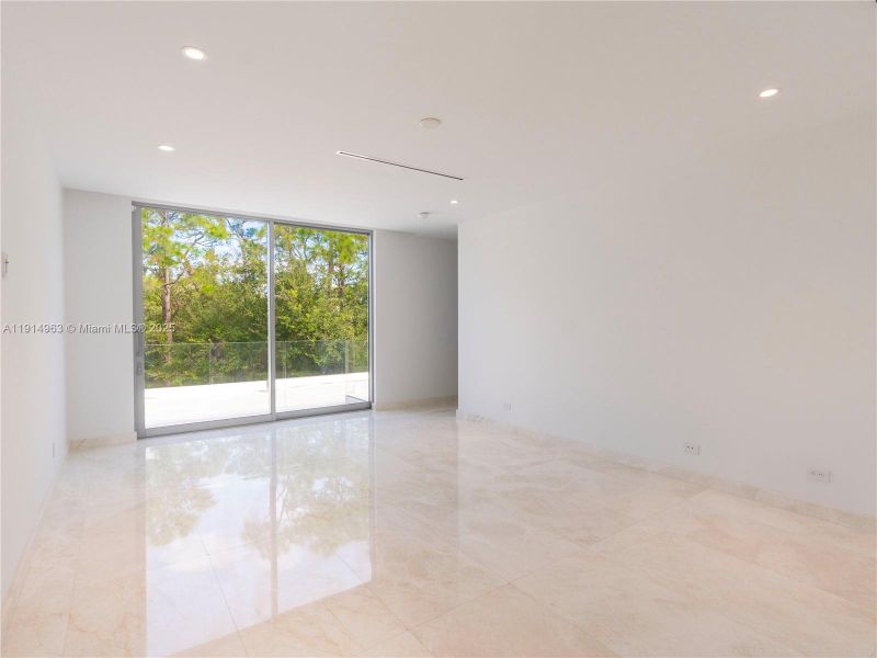 Spacious, unfurnished interior of a new home in , Pinecrest (Image 17).