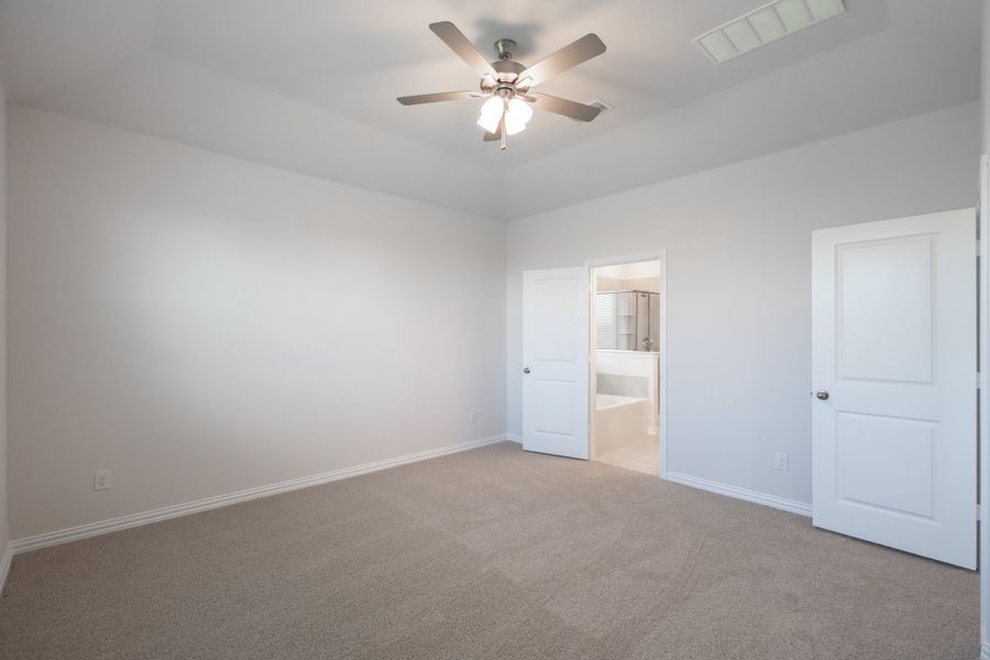 Spacious, unfurnished interior of a new home in Chalk Hill, Celina (Image 21).