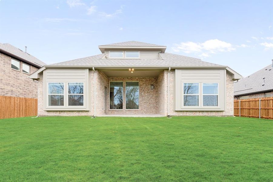 Exterior details and patio area of a home in Sonoma Verde, Rockwall (Image 25).