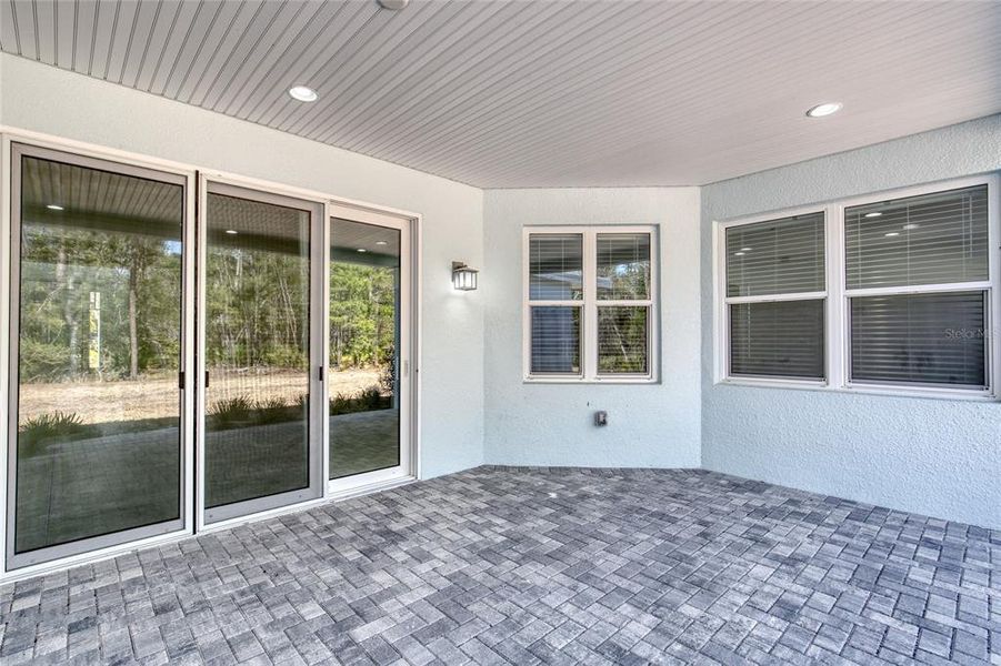 Exterior details and patio area of a home in , Daytona Beach (Image 4).