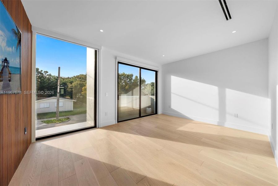 Spacious, unfurnished interior of a new home in , Miami (Image 29).