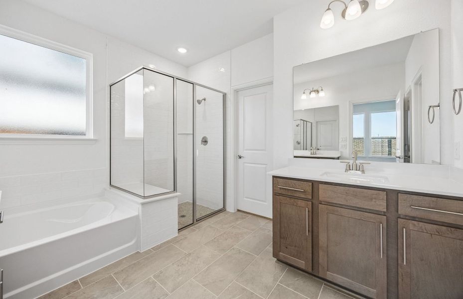 Furnished interior view inside a new home in Highland Lakes, McKinney (Image 13).