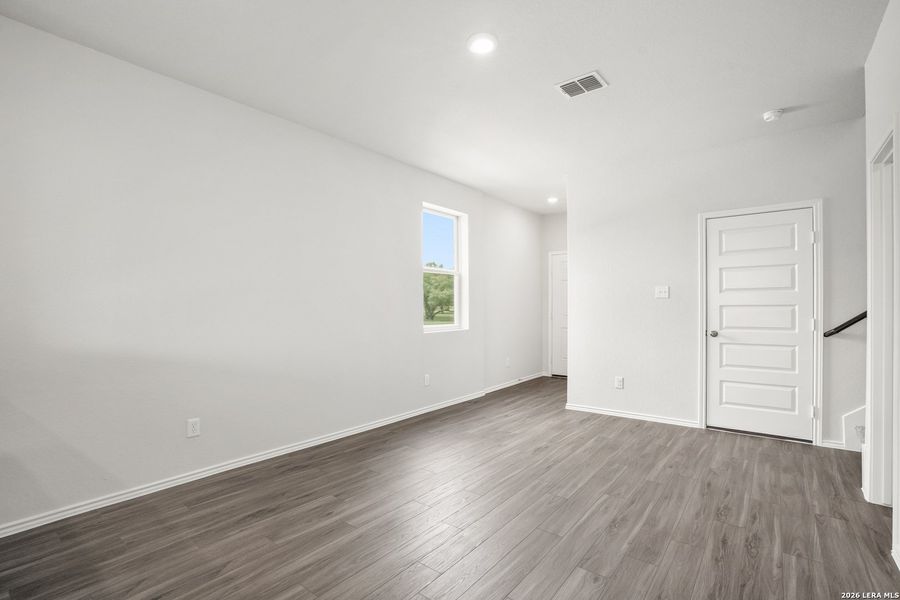 Spacious, unfurnished interior of a new home in Blue Ridge Ranch, San Antonio (Image 25).