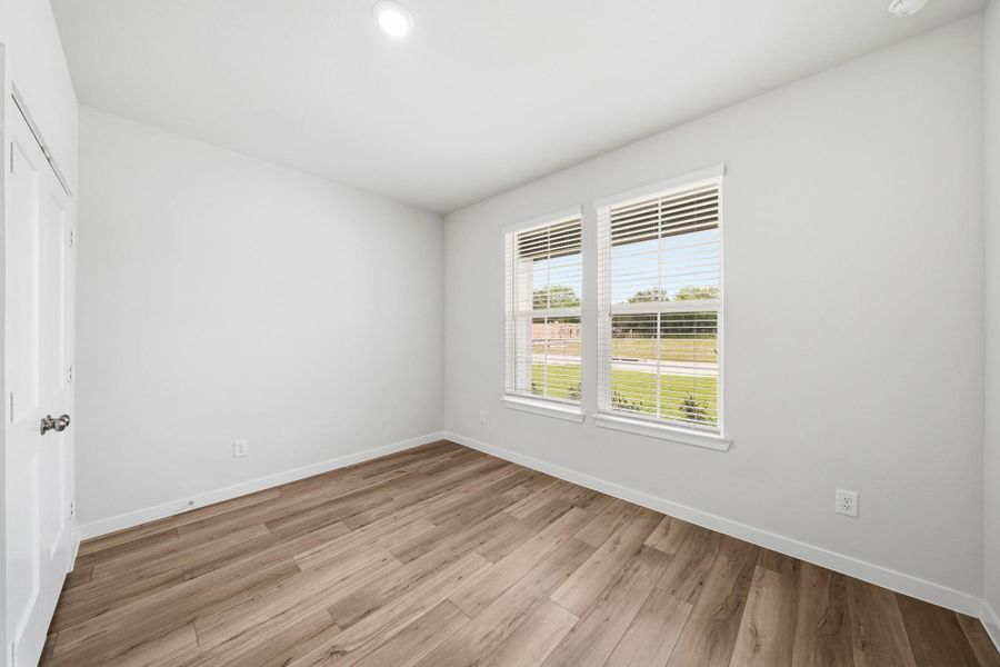 Spacious, unfurnished interior of a new home in Country Creek, Mont Belvieu (Image 13).