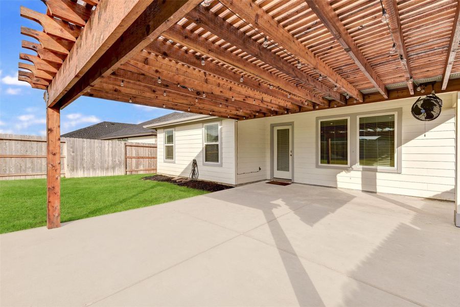Exterior details and patio area of a home in Post Oak Pointe, Fresno (Image 3).
