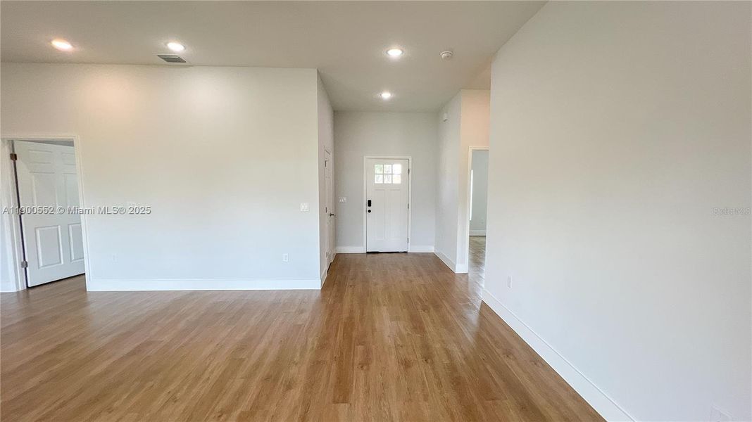 Spacious, unfurnished interior of a new home in , Sebring (Image 22).