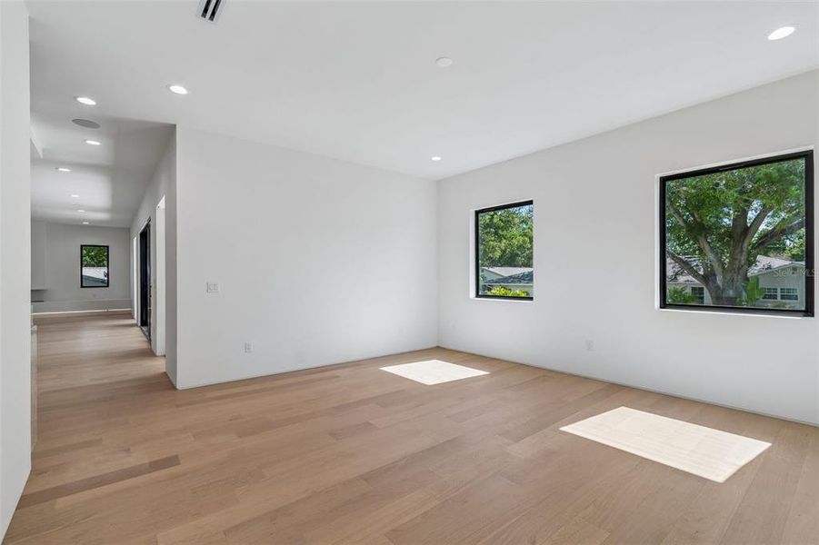 Spacious, unfurnished interior of a new home in , Tampa (Image 26).
