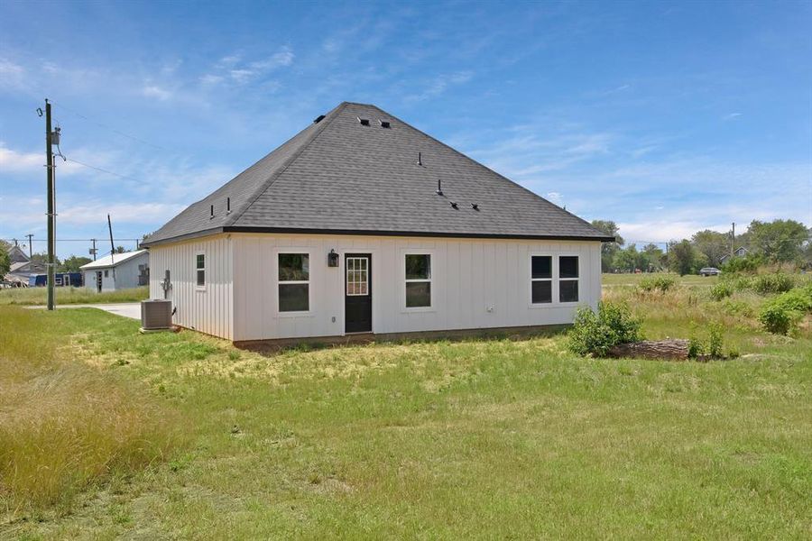 Front exterior of a new home in , Itasca, TX, highlighting curb appeal (Image 23). Front exterior of a new home in , Itasca, TX, highlighting curb appeal (Image 23).