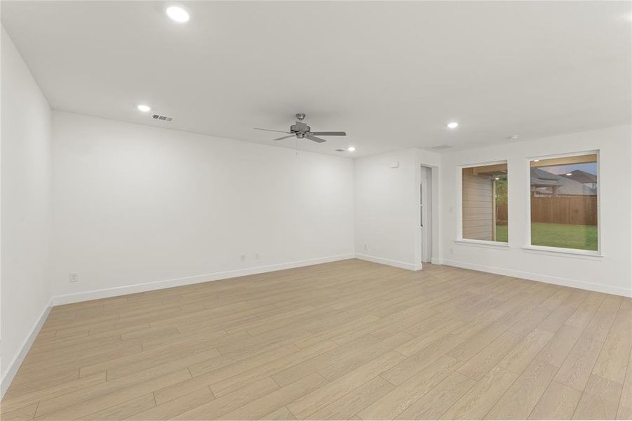 Spacious, unfurnished interior of a new home in Creekside, Royse City (Image 13).