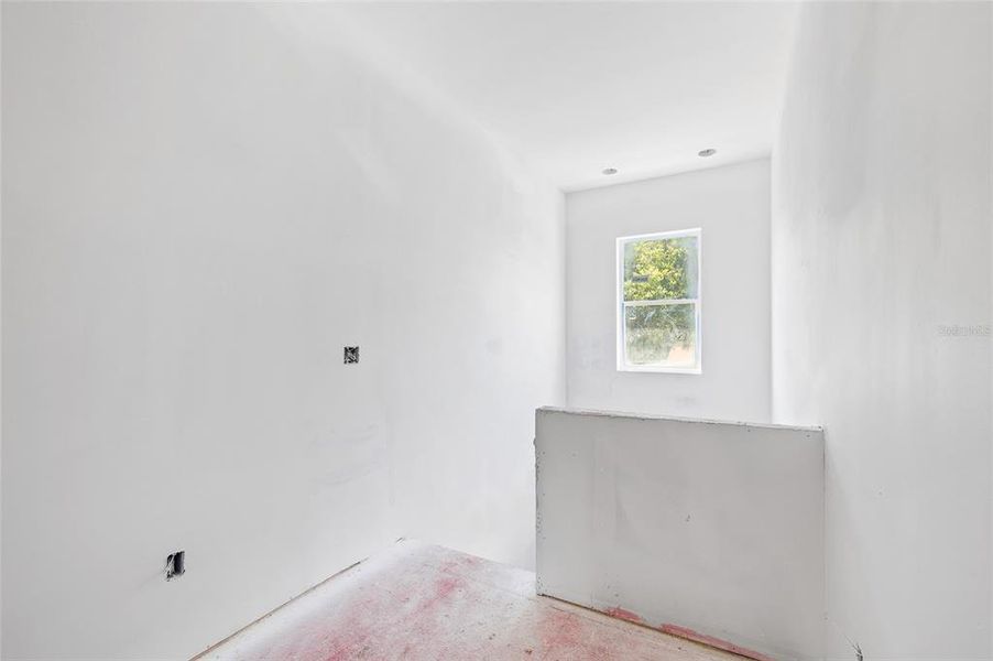 Spacious, unfurnished interior of a new home in , Tampa (Image 27).