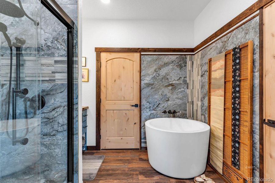 Primary Bath w/soaking tub