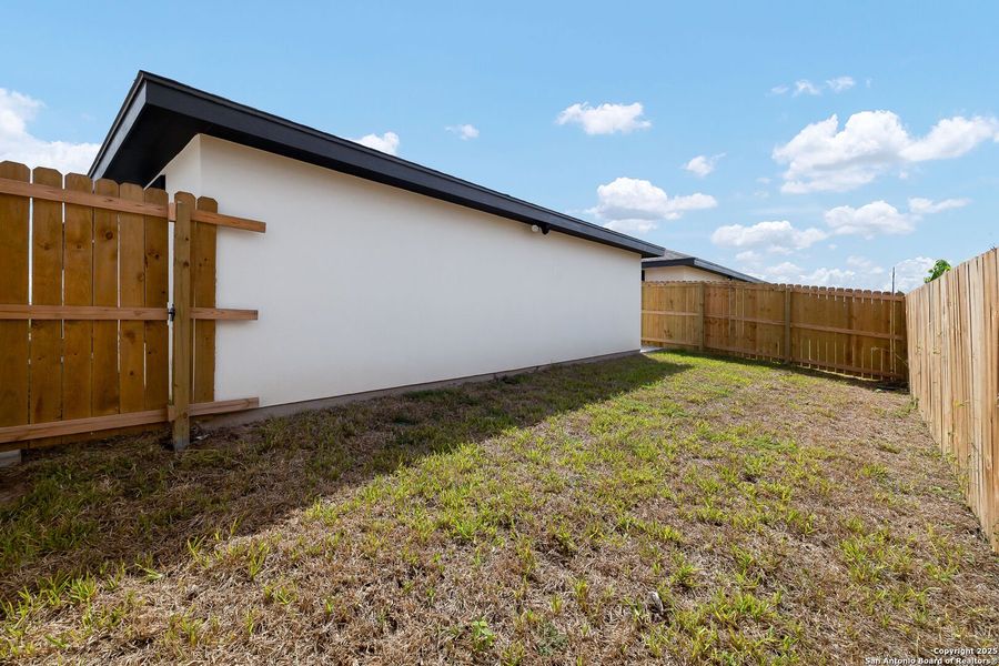 Exterior details and patio area of a home in , Weslaco (Image 20).