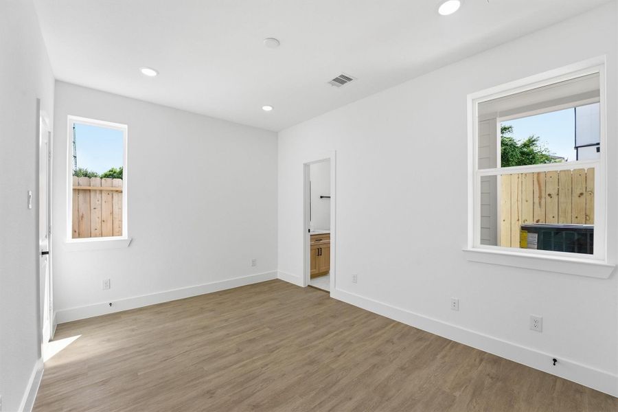 Spacious, unfurnished interior of a new home in , Houston (Image 11).