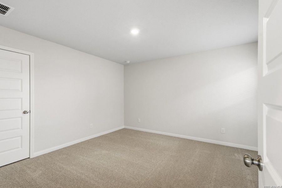 Spacious, unfurnished interior of a new home in Cinco Lakes, San Antonio (Image 14).