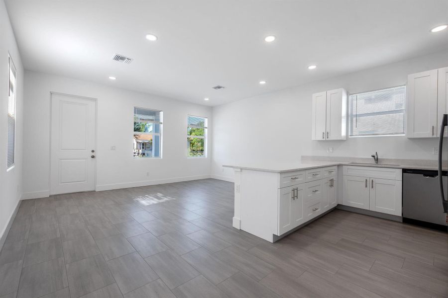 Spacious, unfurnished interior of a new home in , West Palm Beach (Image 27).