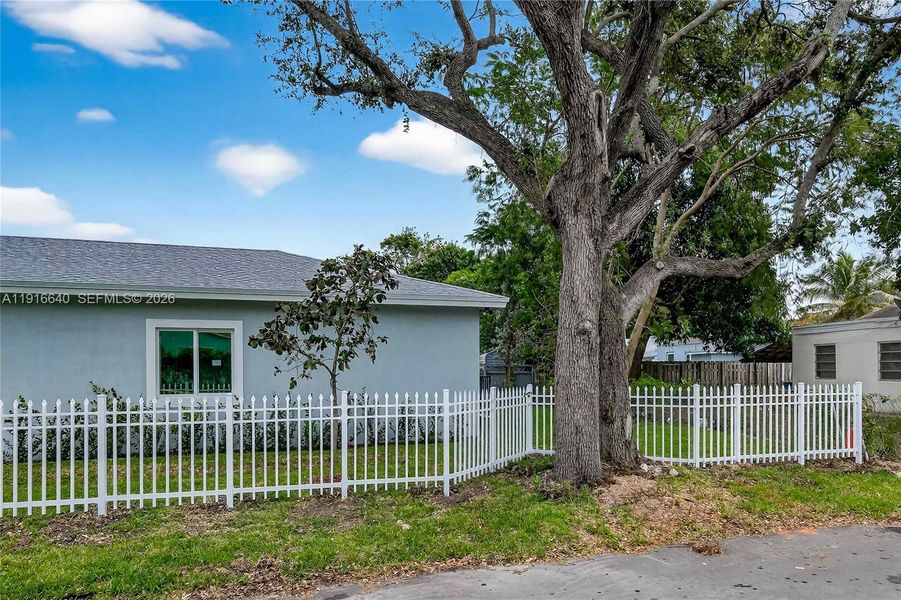 Exterior details and patio area of a home in , Miami (Image 24).