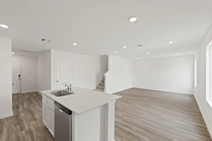 Furnished interior view inside a new home in Silverthorne, Conroe (Image 8).