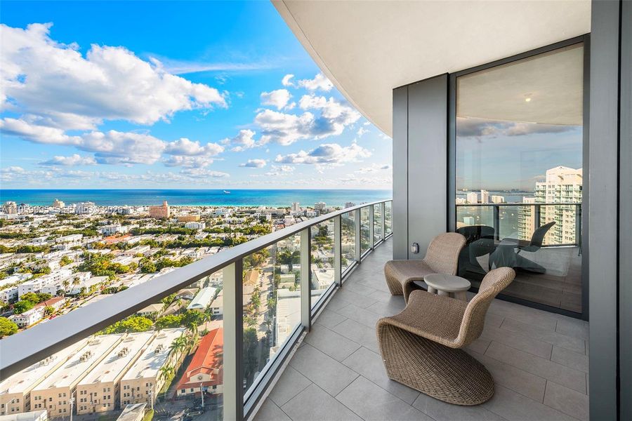 Condo located in Miami Beach, FL showcasing its design and architecture (Image 28).