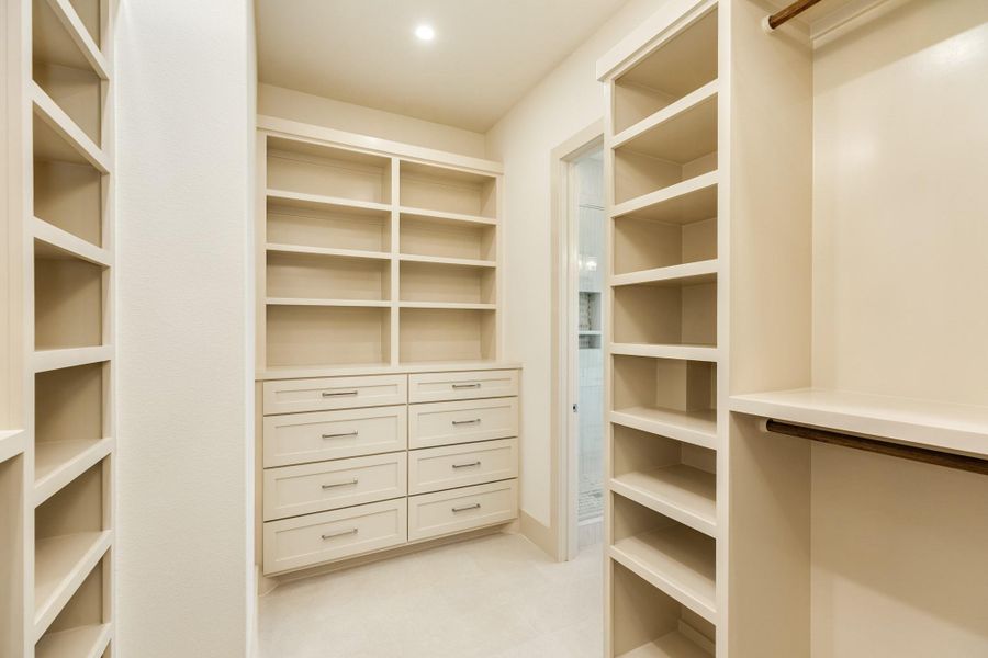 Oh wait, theres more!!!  This closet is THE closet of your dreams.