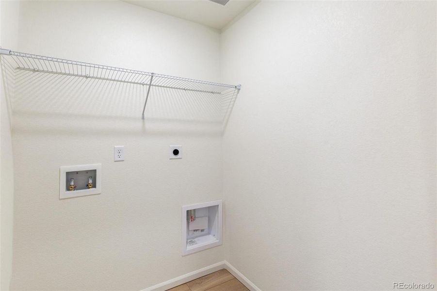 Spacious, unfurnished interior of a new home in Turnberry Villas, Commerce City (Image 28).