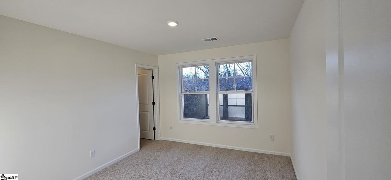 Spacious, unfurnished interior of a new home in Sedona, Greenville (Image 11).