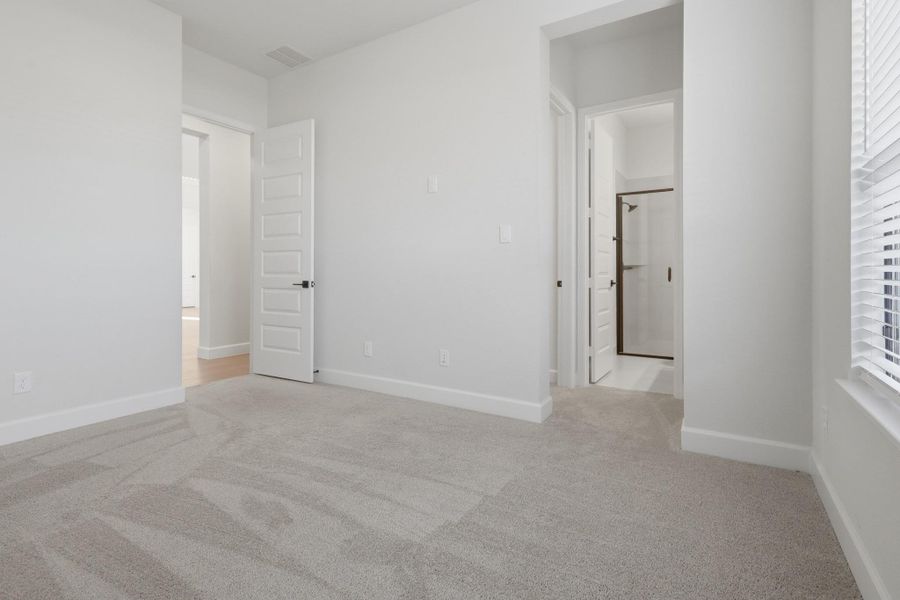 Spacious, unfurnished interior of a new home in Sienna, Missouri City (Image 45).