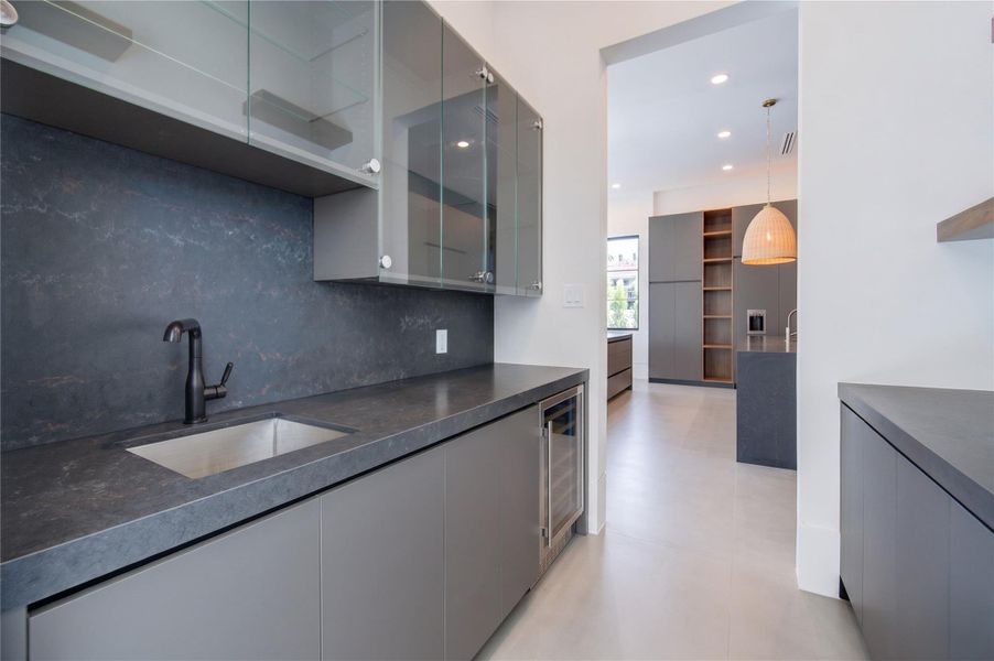 Wet bar connecting kitchen and formal dining. Wet bar connecting kitchen and formal dining.