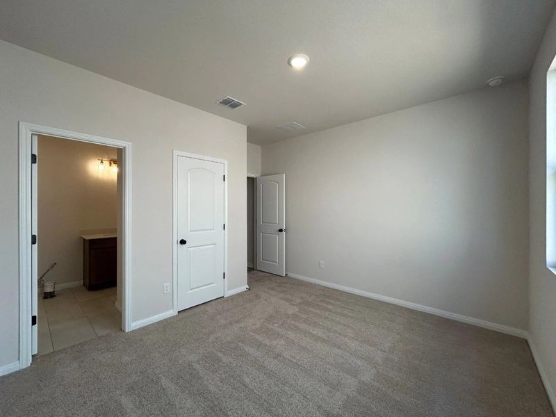 Spacious, unfurnished interior of a new home in Willow Springs, Buda (Image 18).