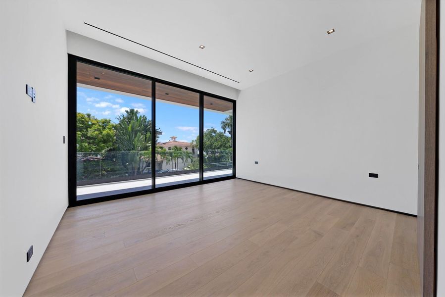 Spacious, unfurnished interior of a new home in , Fort Lauderdale (Image 20). Spacious, unfurnished interior of a new home in , Fort Lauderdale (Image 20).