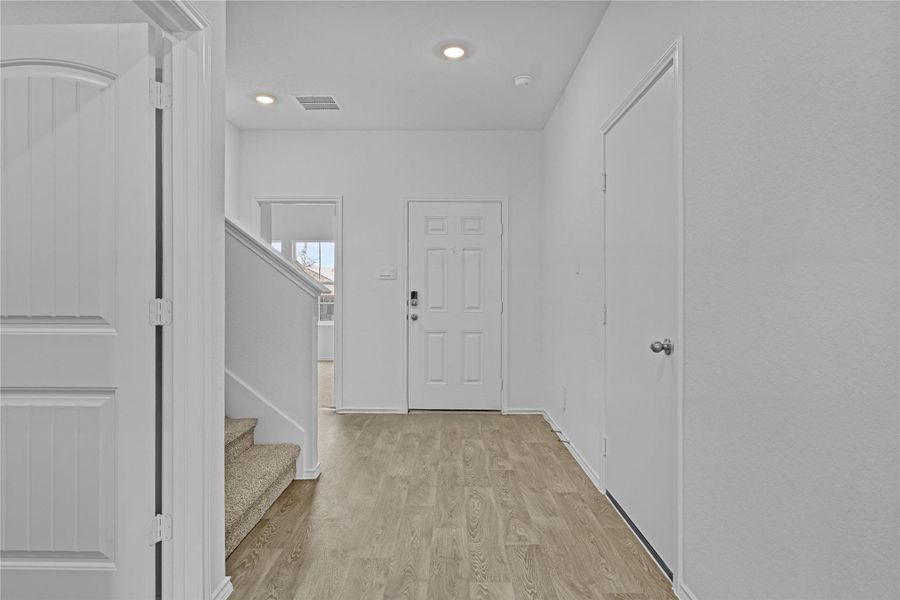 Spacious, unfurnished interior of a new home in Arroyo Ranch, Seguin (Image 37).