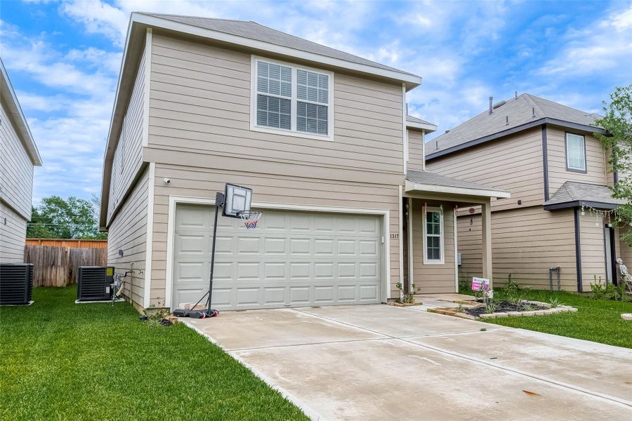 Front exterior of a new home in Cliffstone Hills, Conroe, TX, highlighting curb appeal (Image 1). Front exterior of a new home in Cliffstone Hills, Conroe, TX, highlighting curb appeal (Image 1).
