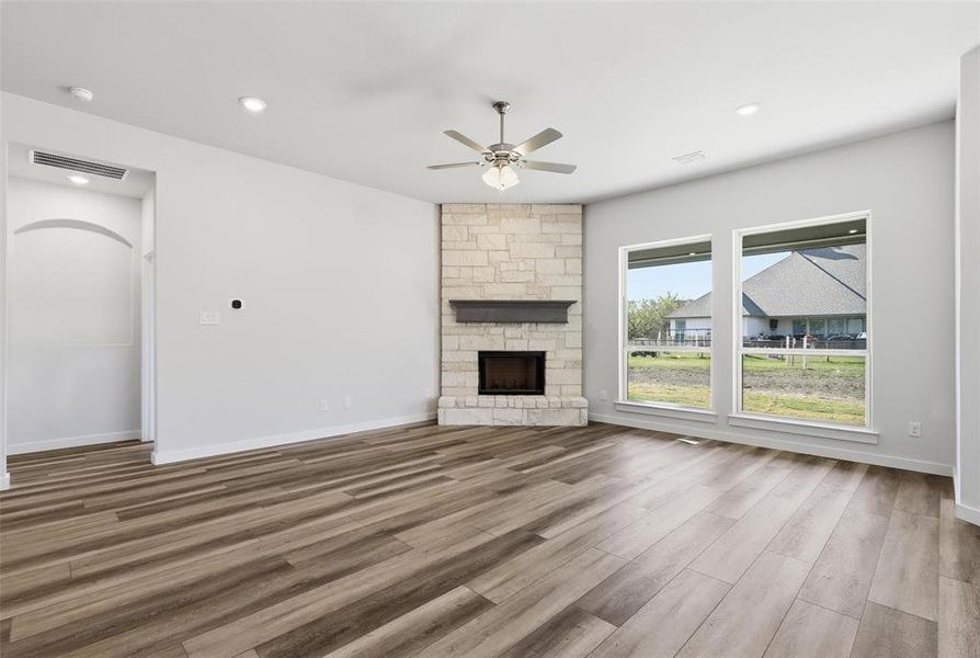 Spacious, unfurnished interior of a new home in Pyramid Acres, Benbrook (Image 30). Spacious, unfurnished interior of a new home in Pyramid Acres, Benbrook (Image 30).