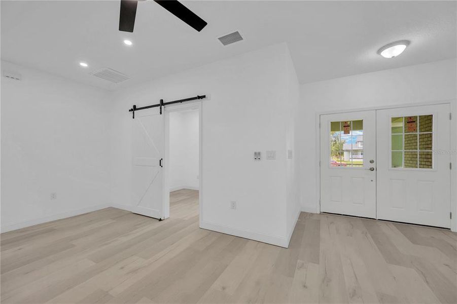Spacious, unfurnished interior of a new home in , Dade City (Image 40).