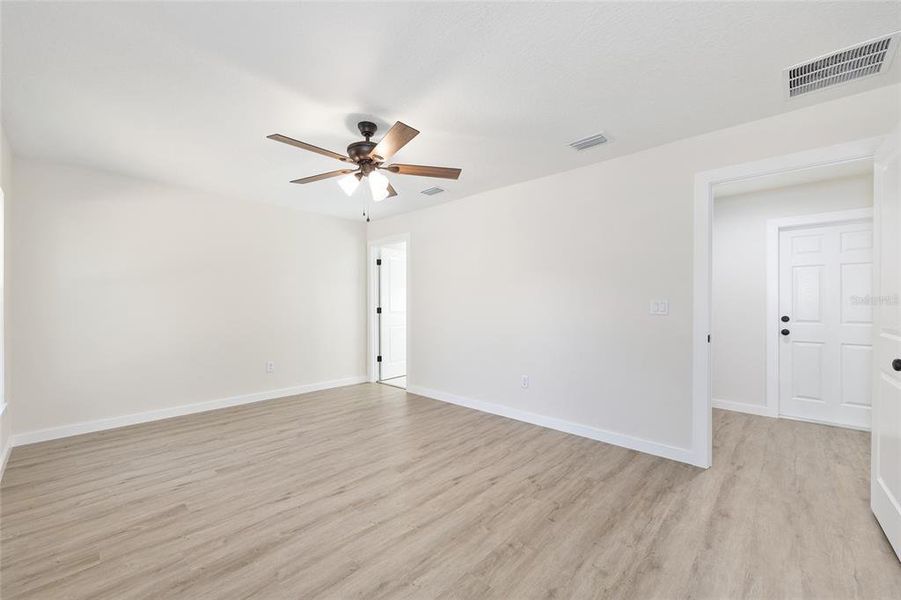 Spacious, unfurnished interior of a new home in , Dunnellon (Image 18).