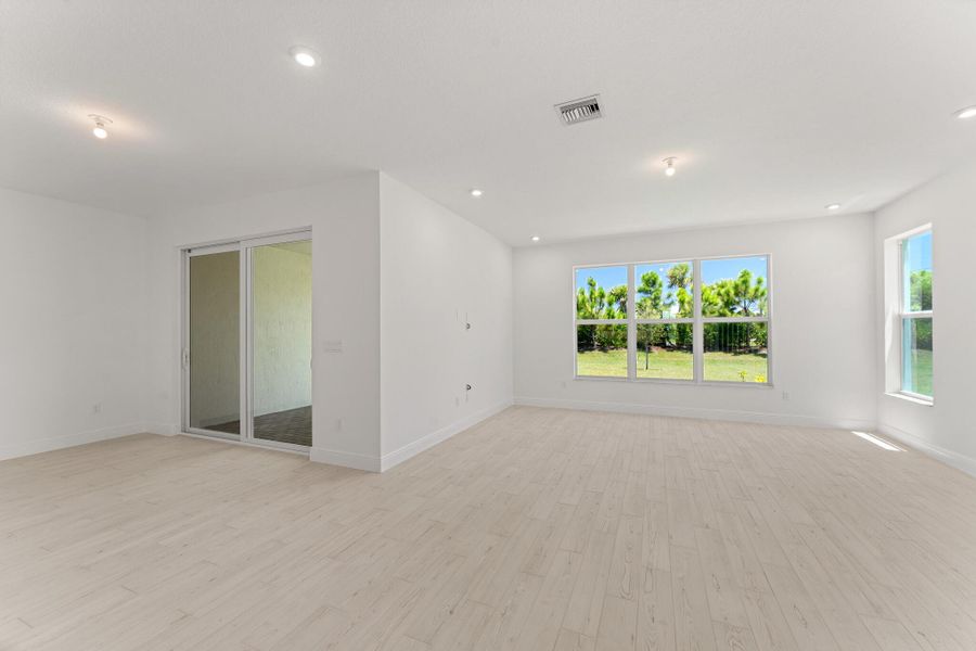 Spacious, unfurnished interior of a new home in Avila, Jensen Beach (Image 15).