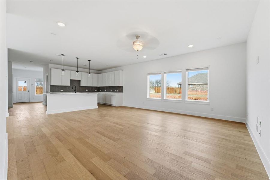 Spacious, unfurnished interior of a new home in Saddlebrook Estates, Waxahachie (Image 13).