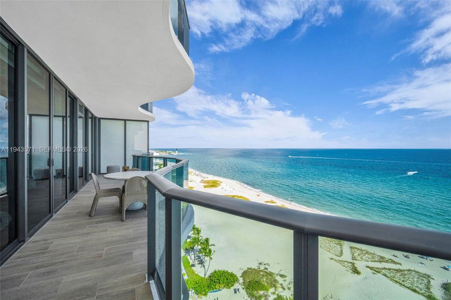 Condo located in Pompano Beach, FL showcasing its design and architecture (Image 4).