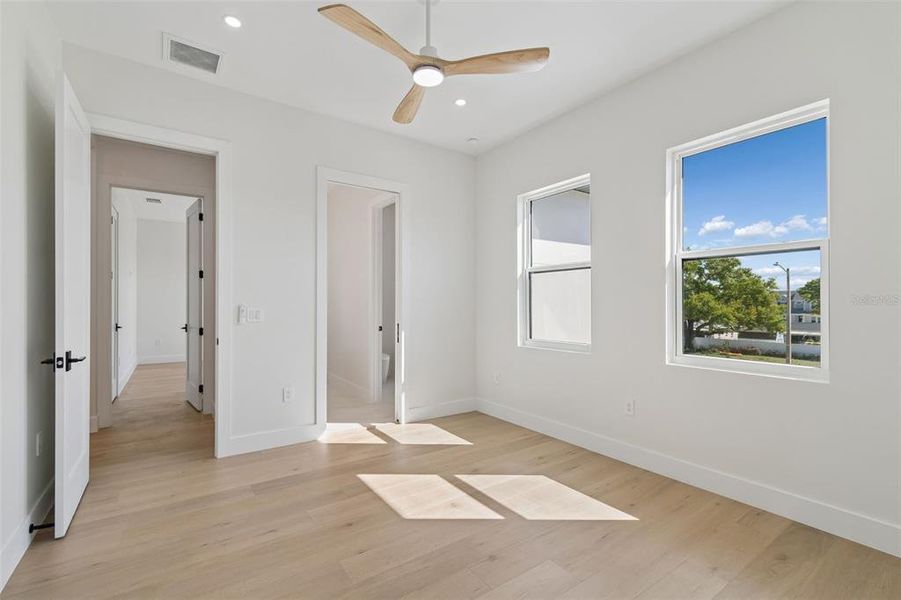 Spacious, unfurnished interior of a new home in , Tampa (Image 24).