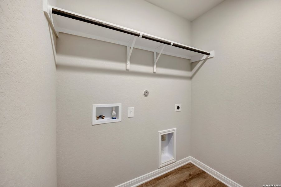 Spacious, unfurnished interior of a new home in Hickory Ridge Estates, Elmendorf (Image 31).